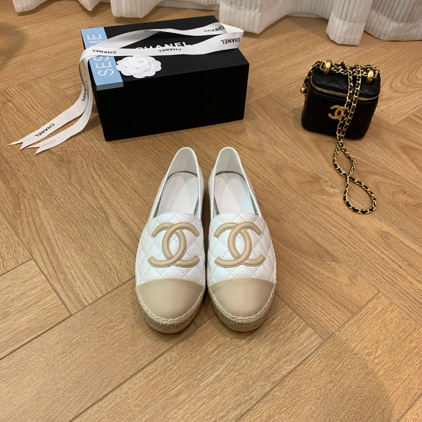 👟👟Ex-factory price 480👟👟 👑New colors are coming ✌️The new version of Chanel fisherman shoes is coming❗️Delivered in a complete set of top-notch packaging. The quality of my fisherman shoes has not been introduced much, everyone who has tried it knows it! The original customized upper, and my outsole is the original translucent outsole, the opaque outsole is the wrong version, full set of authentic packaging ❗️ size: 35-40, running price